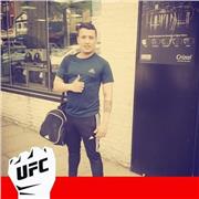 Con mucho carisma empatía y siempre con ganas de enseñar y aprender.